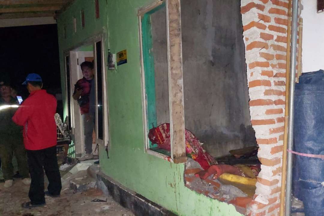 Ledakan petasan mengakibatkan tembok rumah jebol dan seorang warga Jalan Sunan Ampel, Kota Probolinggo terluka. (Foto: Ikhsan Mahmudi/Ngopibareng.id)