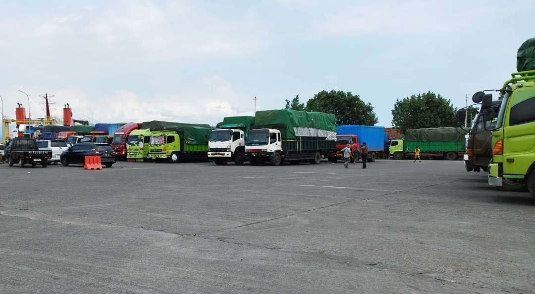 Puluhan truk angkutan barang berukuran besar anter menunggu giliran untuk menyeberang di lintasan Ketapang-Lembar (foto: Muh Hujaini/ngopibareng.id)
