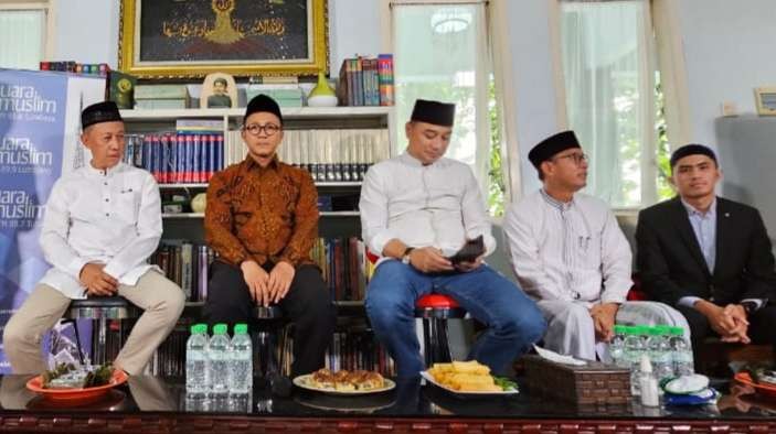 Yusron Aminulloh (paling kiri), Master Trainer MEP dan CEO DeDurian Park, dalam dialog buka bersama Ramadan (16 April 2023) di Rumah Rembug Kebangsaan Surabaya. (Foto: yus for ngopibareng.id)