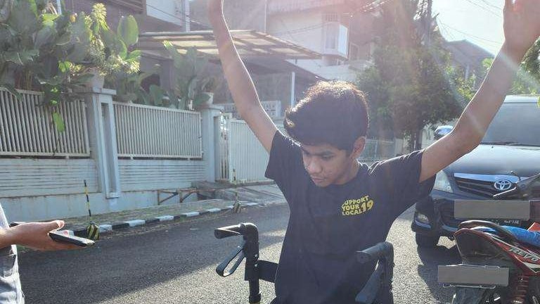 David Ozora berjemur di depan rumah. Mentari pertama setelah 53 hari di ICU RS Mayapada Kuningan Jakarta. (Foto: Twitter @seeksixsuck)