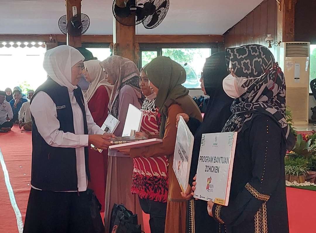 Gubernur Jawa Timur, Khofifah Indar Parawansa saat memberikan bantuan Baznas kepada penerima program K-Chicken. (Foto: Ikhsan Mahmudi/Ngopibareng.id)