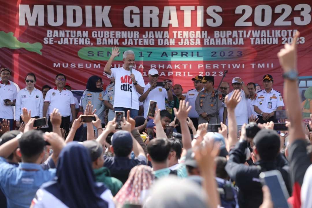Gubernur Ganjar Pranowo melepas rombongan mudik gratis dari Jakarta ke Jawa Tengah, Senin 17 April 2023. (Foto: Istimewa)