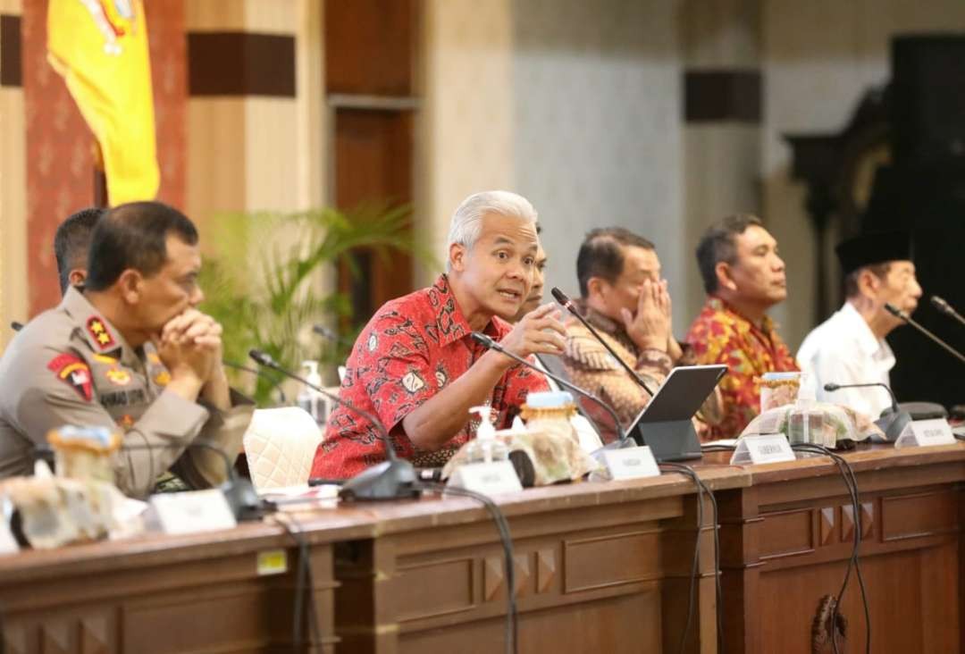 Gubernur Jawa Tengah Ganjar Pranowo dan Kapoda Jawa Tengah Irjen Ahmad Lutfi pada rapat di Grhadhika Bhakti Praja, Jumat 31 Maret 2023. (Foto: Istimewa)