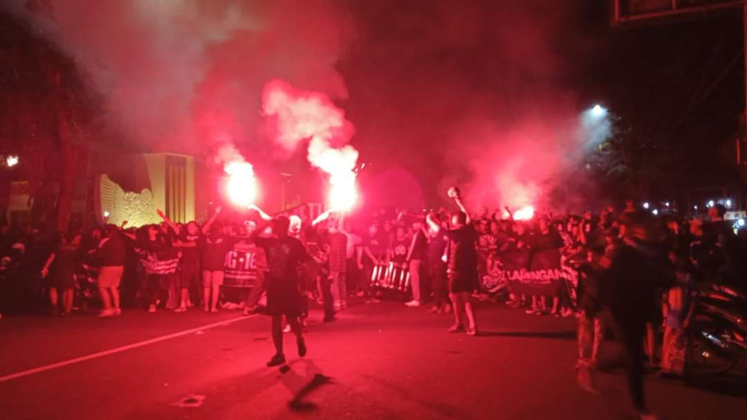 Sekitar lima ribu massa supporter Persela Lamongan membanjiri Alun Alun Lamongan, Senin 17 April 2023, malam. (Foto: Imron Rosidi/Ngopibareng.id)