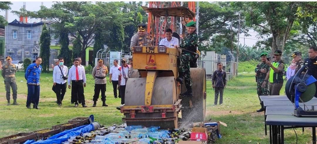 Jelang berakhirnya bulan suci Ramadan, Polres Kediri Kota menggelar apel gelar pasukan operasi ketupat Semeru. (Foto: Fendi Lesmana/Ngopibareng.id).