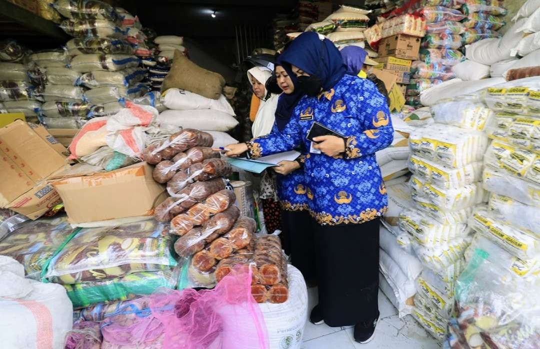 Pemkot Probolinggo melakukan sidak ketersediaan beras dan minyak goreng di sejumlah toko. (Foto: Ikhsan Mahmudi/Ngopibareng.id)