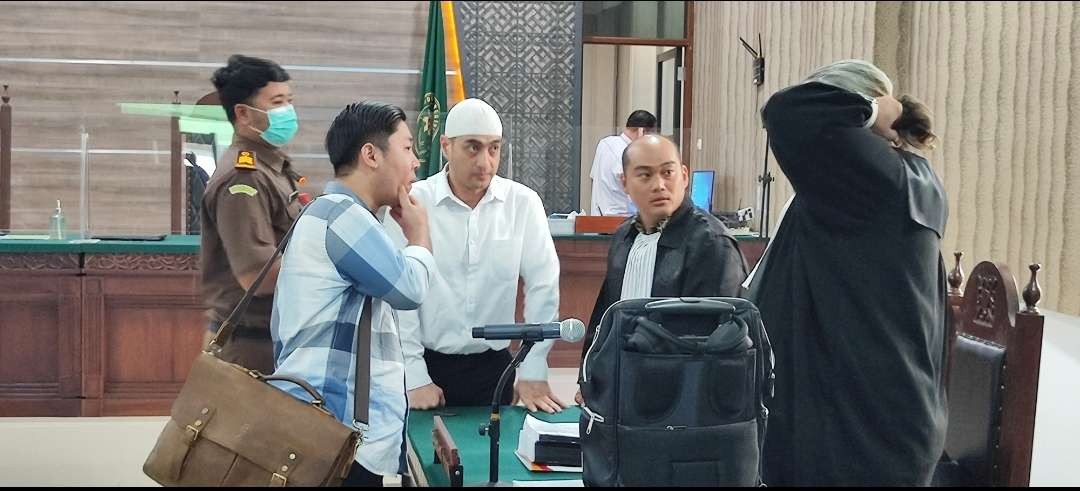Ferry Irawan kembali menjalani sidang di Pengadilan Negeri Kota Kediri dengan dakwaan Kekerasan Dalam Rumah Tangga (KDRT). (Foto: Fendi Lesmana/Ngopibareng.id)
