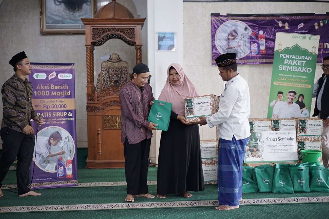Pada 10 hari terakhir Ramadan, Dompet Dhuafa bersama Lulu Hypermarket dan Reckitt menggulirkan Aksi Bersih 1.000 Masjid sekaligus penyaluran sembako. (Foto: Dok Dompet Dhuafa)