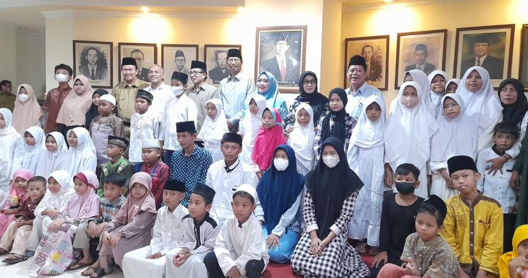 Jajaran DPRD Surabaya saat membagikan santunan pada anak yatim piatu.(Foto: Ist)