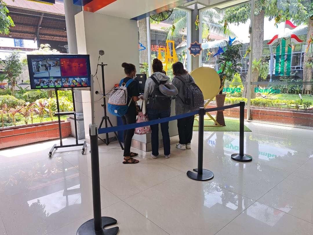 Pemudik berangkat melalui Stasiun Gubeng Surabaya, Selasa 18 April 2023. (Foto: Pita Sari/Ngopibareng.id)