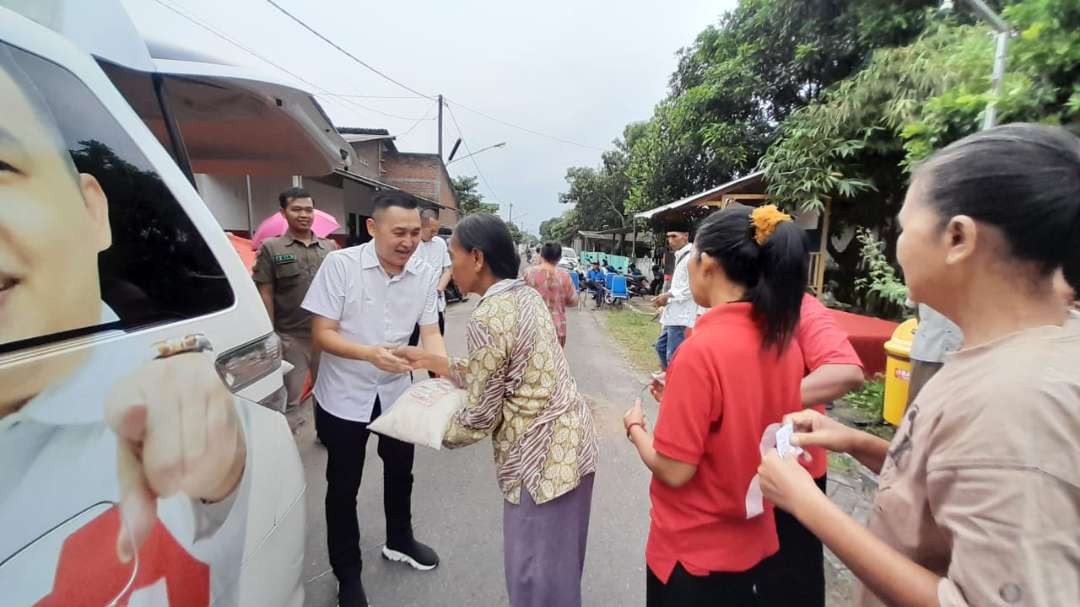 Kebutuhan pangan naik, PSI Kota Kediri beri bantuan beras warga kurang mampu. (Foto: Istimewa)