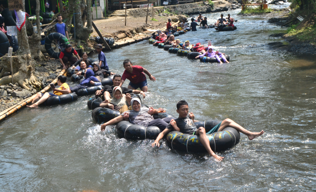 Bermain river tubing di Sumber Maron. (Foto: Dyah Ayu Pitaloka/Ngopibareng.id)