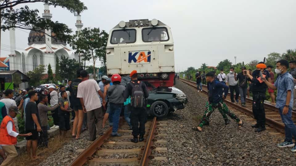 Sebuah mobil Sedan Timor tertabrak kereta api di Lamongan. (Foto: Imron Rosidi/Ngopibareng.id