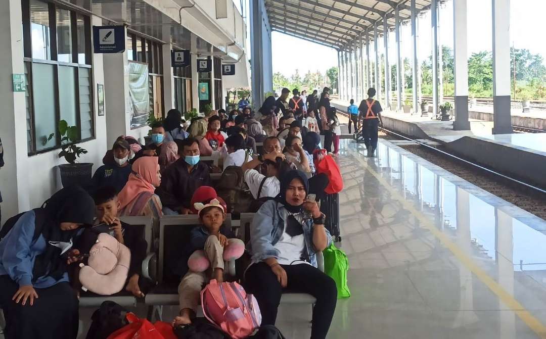 Para penumpang sedang menunggu kereta api di Stasiun Ketapang (foto: istimewa)