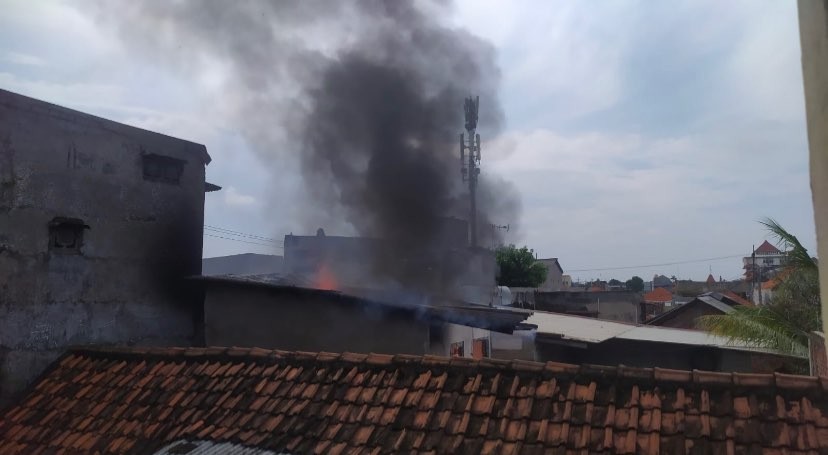 Kepulan asap yang membakar rumah di Jalan Manyar Sabrangan (Foto: DPKP Surabaya)