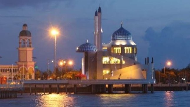 Masjid terapung di Pantai Losari Makassar, Sulawesi Selatan. (Foto: dok/ngopibareng.id)