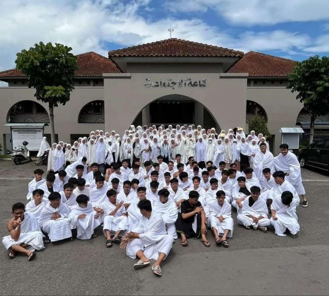 Program Umrah Santri Pondok Pesantren Darul Arqam Muhammadiyah, Garut, Jawa Barat, viral di media sosial. (Foto: Instagram @darularqam_official)