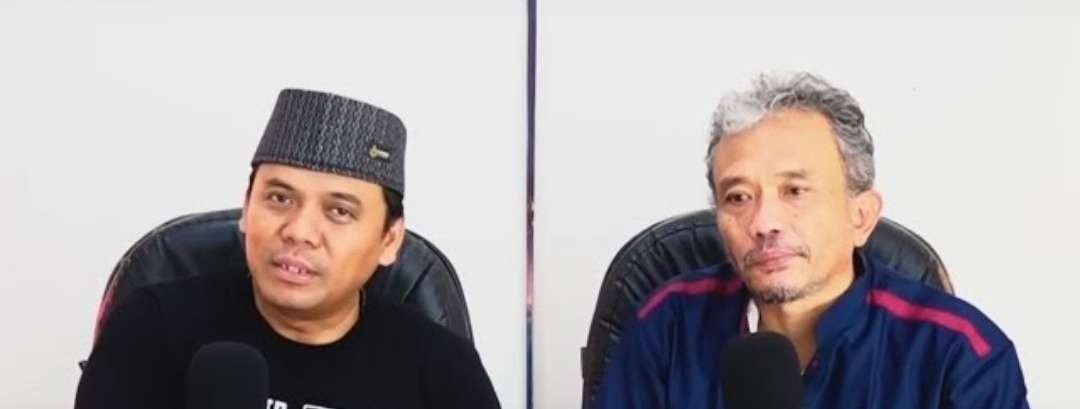 Sugi Nur (kiri) mengulas soal ijazah palsu Presiden Jokowi dengan Bambang Tri, yang mengklaim teman masa kecil. (Foto: YouTube(