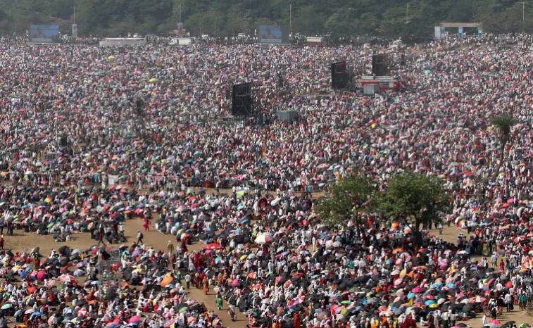 Jutaan penduduk India yang memadati tanah lapang, pada Minggu, 16 April 2023. (Foto: Reuters via Al Jazeera)