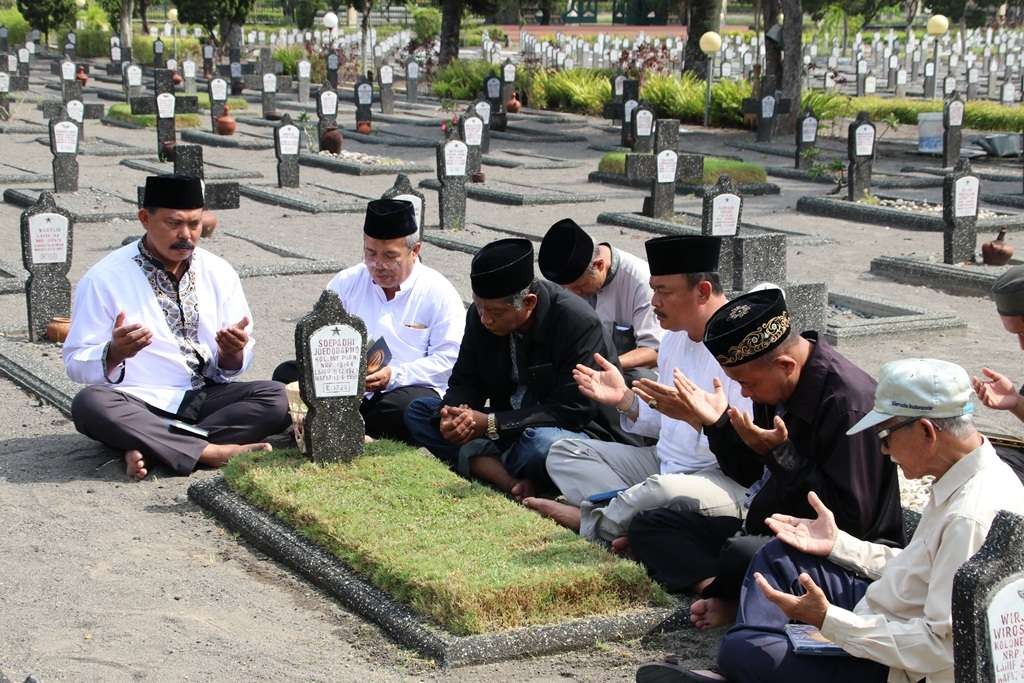 Ziarah kubur lebih diutamakan dilakukan para lelaki Muslim. (Foto: dok/ngopibareng.id)