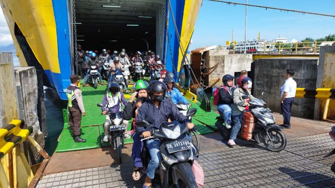 Ratusan sepeda motor keluar dari KMP Jatra II yang diperbantukan untuk atasi lonjakan pemudik (Foto: Muh Hujaini/Ngopbareng.id)