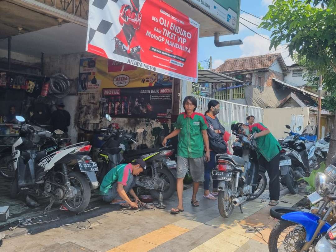 Bengkel motor di Surabaya yang belum seramai tahun lalu menerima motor service. (Foto: Pita Sari/Ngopibareng.id)