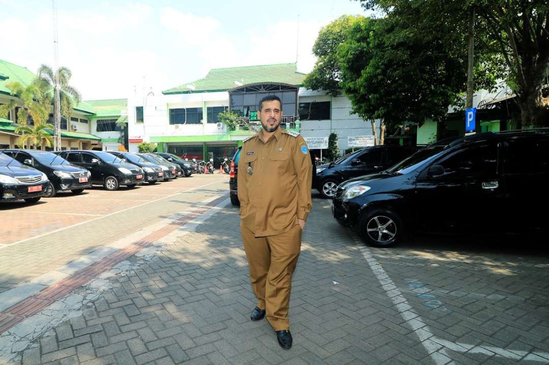 Walikota Probolinggo Habib Hadi Zainal Abidin di antara puluhan mobil dinas di kantornya. (Foto: Ikhsan Mahmudi/Ngopibareng.id)