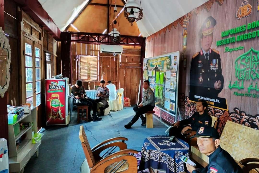 Ruang pos pelayanan Operasi Ketupat Semeru 2023 di Bondowoso memanjakan pemudik Idul Fitri yang mampir istirahat. (Foto: Guido/Ngopibareng.id)