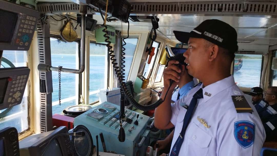 Affan Sidaksono sedang melakukan komunikasi melalui radio, saat bertugas jaga di anjungan. (Foto: Muh Hujaini/Ngopibareng.id)