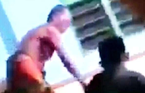 Viral video seorang warga mengomeli dan memukul pundak pria sedang tadarus di musala tidak terjadi di Bondowoso. (Foto Tangkapan Layar)