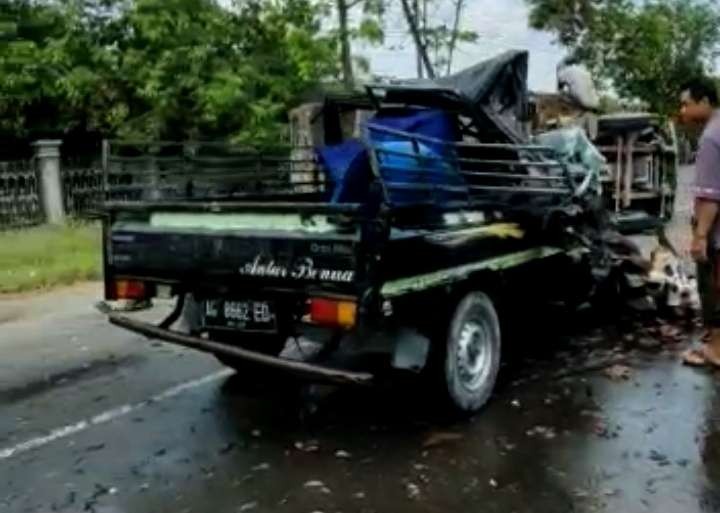 Kondisi Daihatsu Grand Max hancur setelah bertabrakan. (Foto: Istimewa)