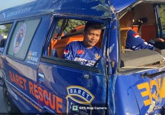 -Mobil ambulans yang mengangkut jenazah dan terlibat kecelakaan di Tol Paspro di Kecamatan Sumberasih, Kabupaten Probolinggo. (Foto: Tangkapan layar medsos)