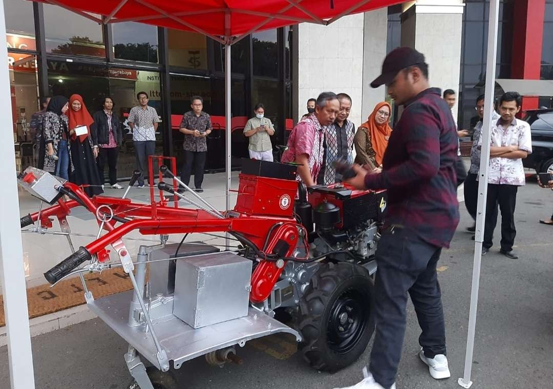Traktor otomatis inovasi ITTelkom Surabaya yang bisa digerakkan pakai remote. (Foto: Pita Sari/Ngopibareng.id)