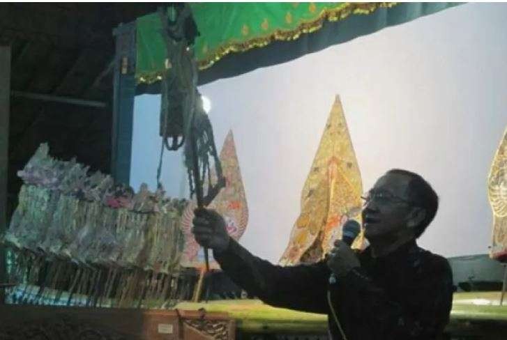 Ki Manteb Soedharsono menjalani ritual berat sebelum pentas. Ini membuat Gubernur Jawa Timur, Khofifah Indar Parawansa kagum dan takjub. (Foto: