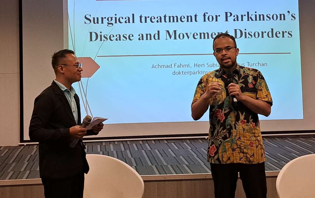 dr Achmad Fahmi, SpBS (K), spesialis Bedah Saraf dari National Hospital Surabaya (kanan) saat mengungkapkan apa saja pengobatan bagi penderita parkinson. (Foto: Pita Sari/Ngopibareng.id)