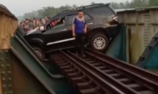 Satu unit mobil tersangkut di rel kereta api di Banyumas. (Foto: Reels)