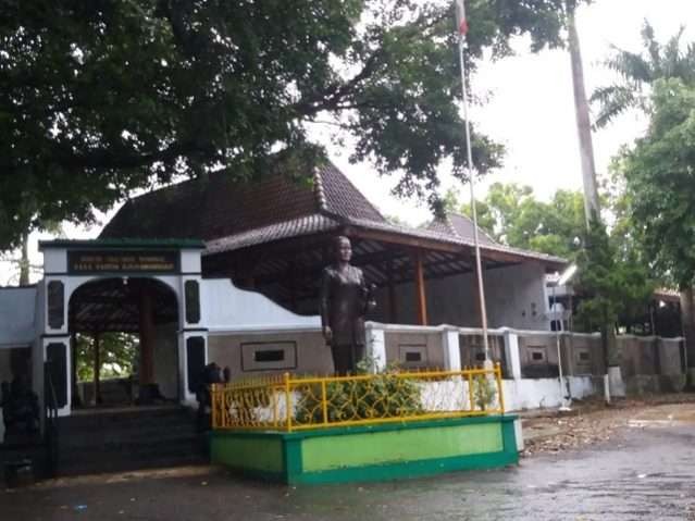 Makam tokoh nasional Raden Ajeng (RA) Kartini di Desa/Kecamatan Bulu, Kabupaten Rembang, Jawa Tengah, yang dilewati jalur antara Rembang-Blora. (Foto: dok. rembangkab.go.id)
