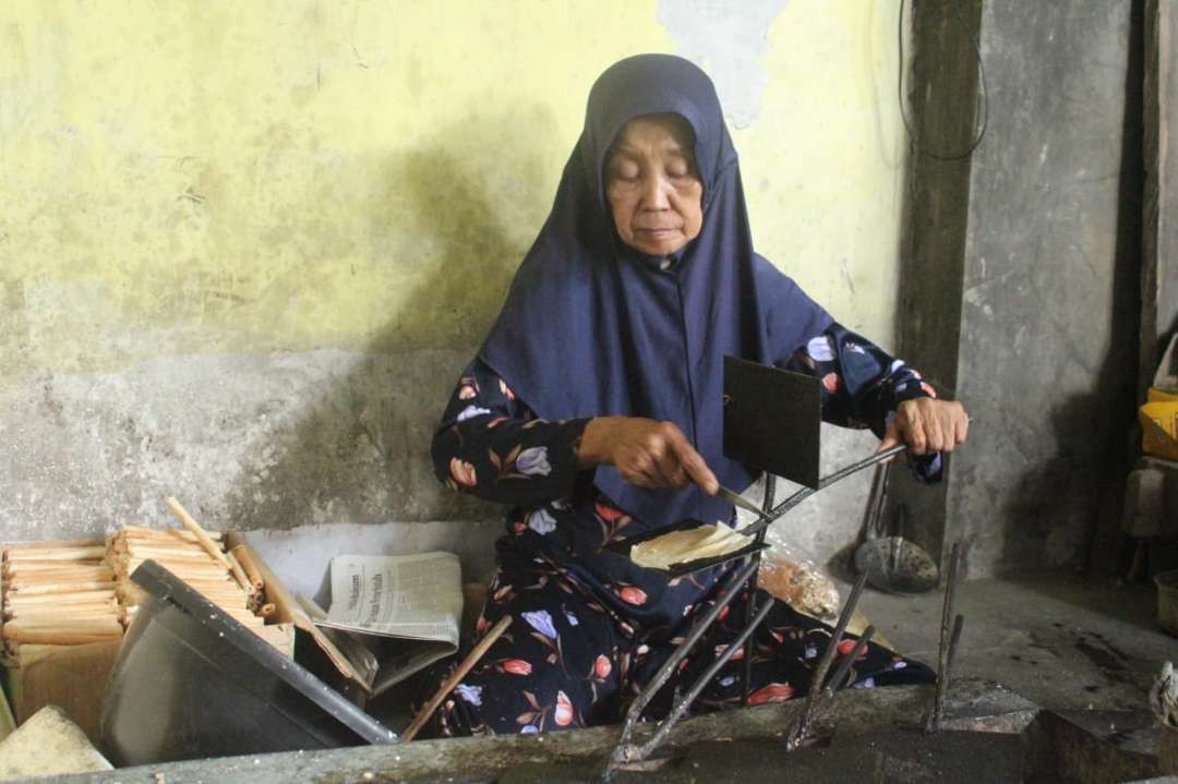 Umi Mustadiyah, generasi ketiga penerus kuliner khas Kediri, Opak Gambir, kuliner untuk sajian lebaran. (Foto: Istimewa)