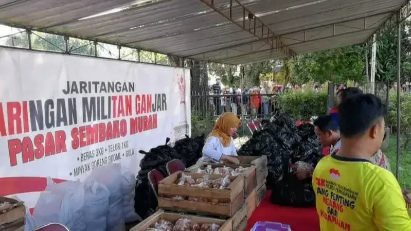 Relawan Ganjar Pranowo yang tergabung dalam Jaringan Militan Ganjar atau Jaritangan membagikan 1.000 paket sembako murah di Solo. (Foto: Dok Jaritangan)