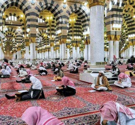 Umat Islam ketika menjalankan ibadah I'tikaf di Masjid Nabawi, Madinah al-Munawarah. (Foto: dok/ngopibareng.id)