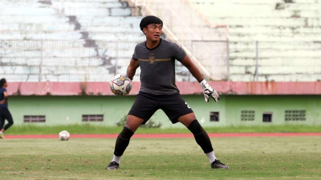 Kiper Persebaya, Ernando Ari, tetap menjalani latihan dan jaga kondisi kesehatan. (Foto: Fariz Yarbo/Ngopibareng.id)