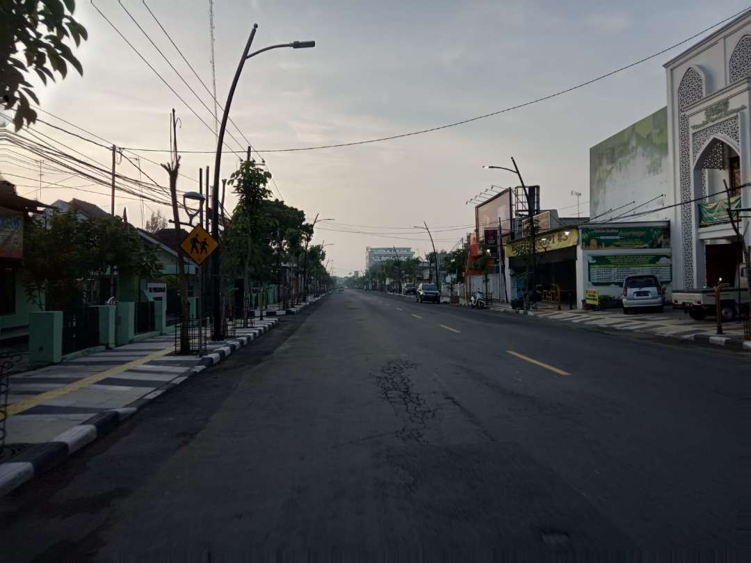 Jalan Untung Suropati yang melintas di Kota Bojonegoro, merupakan jalan nasiona dimana tampak sepi pada Jumat 21 April 2023. (Foto: sujatmiko/Ngopibareng.id)