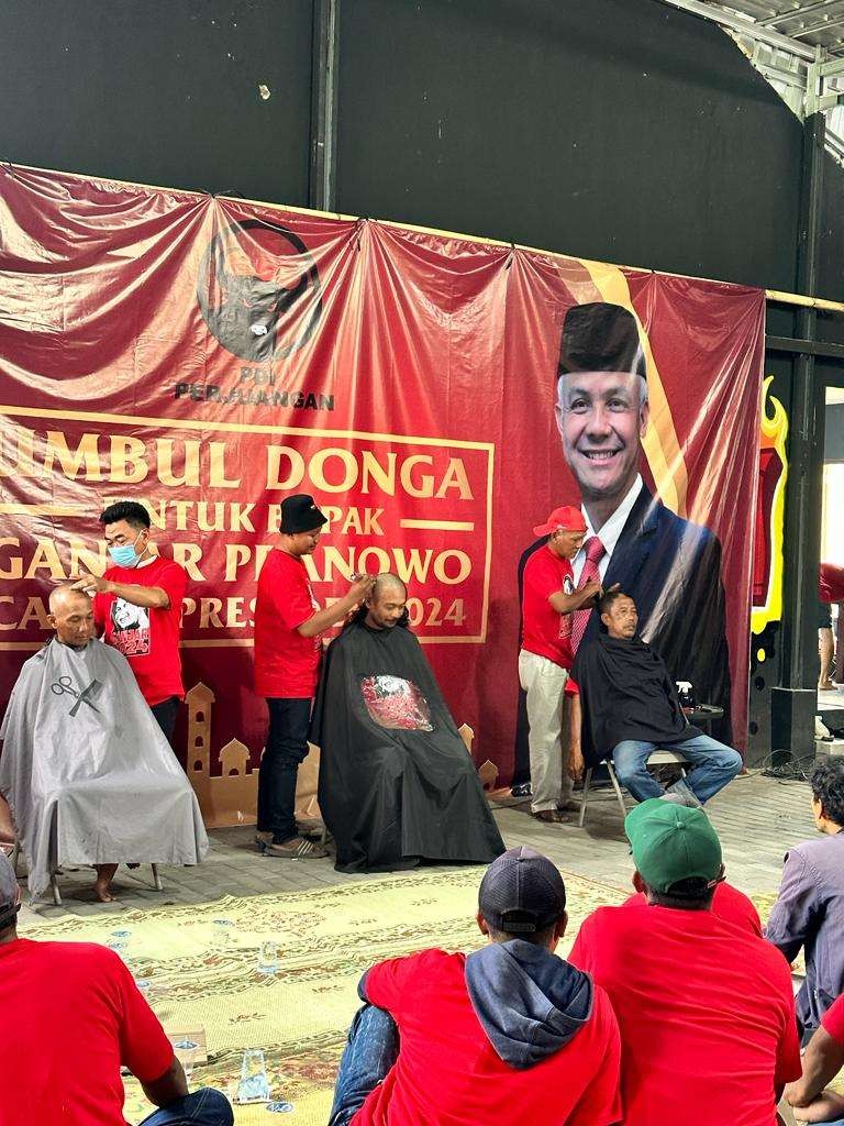 Cukur gundul dilakukan beberapa kader PDIP dan penggemar Ganjar Pranowo, usai keputusan Ketua Umum PDIP Megawati Soekarnoputri tunjuk Gubernur Jawa Tengah itu sebagai bakal capres. (Foto: Istimewa)