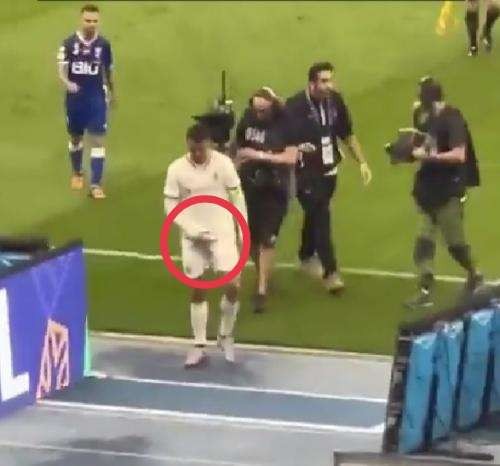 Cristiano Ronaldo pegang alat Vitalnya saat melewati fans Al Hilal yang meneriakkan nama Lionel Messi. (Foto: Twitter)