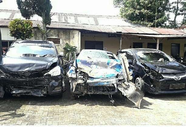 Tiga mobil tabrakan beruntun diamankan di kantor Satlantas Polres Bondowoso, Jumat 21 April 2023. (Foto: Guido Saphan/Ngopibareng.id)