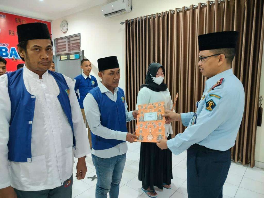 Kalapas Tuban, Siswarno menyerahkan SK remisi khusus Idul Fitri 1444 Hijriah kepada narapida. (Foto: Dokumentasi Lapas Tuban)