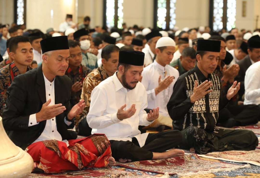 Presiden Jokowi salat Ied bersama Capres Pilihan PDIP, Gubernur Jawa Tengah Ganjar Pranowo, Masjid Sheikh Zayed Solo, Sabtu 22 April 2023. (Foto: Istimewa)