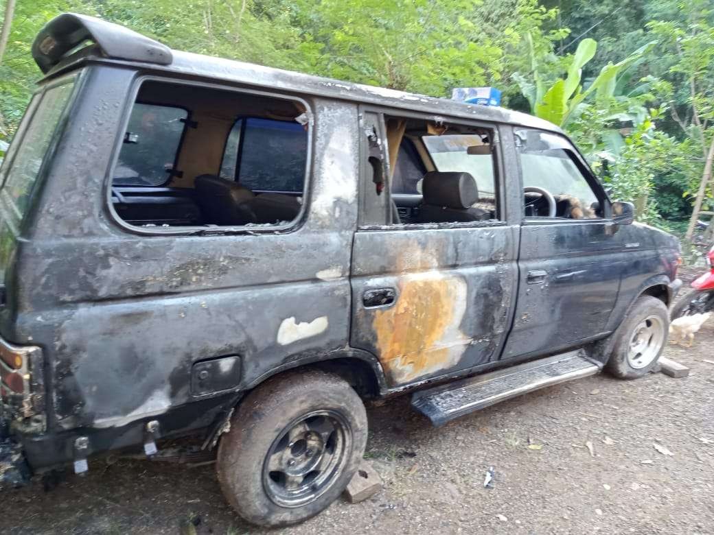 Mobil Isuzu Panther milik Sandiyono, perangkat Desa Curahtemu, Kecamatan Kotaanyar, Kabupaten Probolinggo dibakar orang tidak dikenal. (Foto: Ikhsan Mahmudi/Ngopibareng.id)
