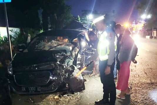 Bodi depan mobil travel rusak akibat menabrak pohon besar di pinggir jalan raya Banyuglugur, Jalur Pantura Situbondo, Jawa Timur. (Foto: Satlantas Polres Situbondo)