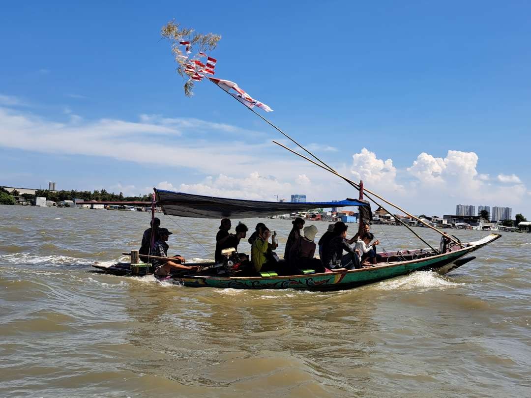 Tukang perahu wisata di THP Kenjeran dapat keberkahan saat Lebaran.(Foto: Pita Sari/Ngopibareng.id)